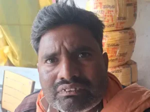 बलरामपुर रामानुजगंज जिले के विजयनगर के रहने वाले उमेश यादव अपने बीमार पिता जोगी यादव (62 साल) के इलाज के लिए बैंक से पैसे निकालने में भारी परेशानी का सामना कर रहे Chhattisgarh Crimes