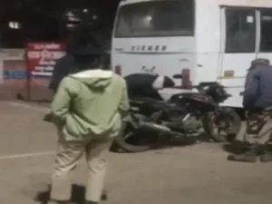 रायपुर में गश्त के दौरान पुलिस ने अड्डेबाजी कर रहे और संदिग्ध रूप से घूम रहे 23 लोगों को पकड़ा Chhattisgarh Crimes