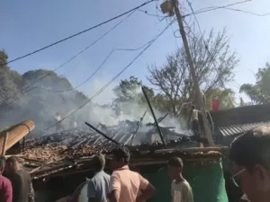 सरगुजा जिले के ग्राम पंचायत खजूरी में मुर्रा बनाने वाली एक फैक्ट्री में अचानक भीषण आग लग गई Chhattisgarh Crimes