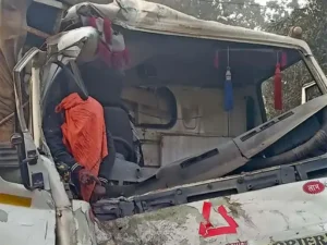 छत्तीसगढ़ के रायगढ़ जिले में हाईवा ने माजदा वाहन को सामने से जबरदस्त टक्कर मार दी Chhattisgarh Crimes