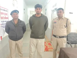 छत्तीसगढ़ के बिलासपुर में सिम कार्ड ऑपरेटेड ब्लूटूथ डिवाइस को कान में लगाकर नकल करते राजस्थान का छात्र पकड़ा गया Chhattisgarh Crimes