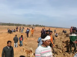सरगुजा के मैनपाट इलाके में बरिमा गांव के ग्रामीणों ने अपनी जमीन से बिना मुआवजा दिए बाक्साइट निकालने वाली निजी कंपनी के काम को रोक दिया Chhattisgarh Crimes