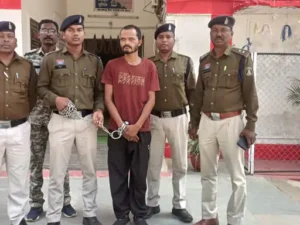 बलरामपुर जिले में शनिवार को बेटे ने अपनी पत्नी के चरित्र पर शक करते हुए अपने ही पिता की लकड़ी से पीट-पीटकर हत्या कर दी Chhattisgarh Crimes