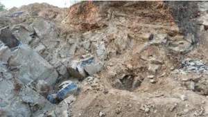 गिट्टी तोड़ने अवैध खदान में गया था मजदूर, धंसने से मौके पर हुई मौत Chhattisgarh Crimes