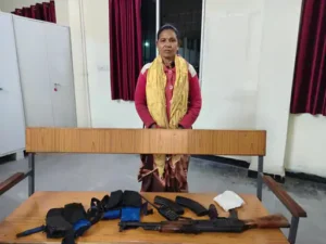 कांकेर के छिंदपदर गांव से माओवादी डीवीसीएम मासे बारसा ने एके-47 के साथ पुलिस के सामने आत्मसमर्पण कर दिया Chhattisgarh Crimes