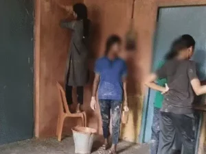 छत्तीसगढ़ के रायगढ़ जिले में कन्या छात्रावास की छात्राओं से रंगाई-पुताई कराए जाने का मामला सामने आया Chhattisgarh Crimes
