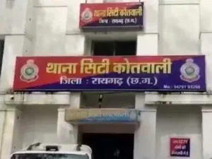 छत्तीसगढ़ के रायगढ़ जिले में एक अज्ञात चोर ने घर के बाहर खड़ी कार के दो पहिए चोरी कर लिए Chhattisgarh Crimes