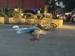 छत्तीसगढ़ के अंबिकापुर में सड़क क्रॉस कर रहे बाइक सवार व्यवसायी को ट्रक ने कुचल दिया Chhattisgarh Crimes