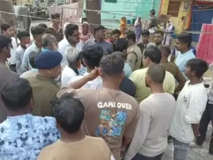 दुर्ग जिले के छावनी थाना क्षेत्र के कैंप-1 इलाके में गुरुवार सुबह सामुदायिक भवन के भूमिपूजन को लेकर विवाद की स्थिति बन गई Chhattisgarh Crimes