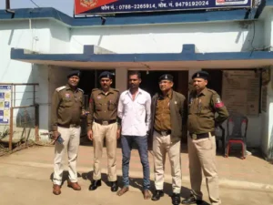 छत्तीसगढ़ के दुर्ग जिले में एकतरफा प्यार में युवक ने युवती पर कटर से जानलेवा हमला कर दिया Chhattisgarh Crimes