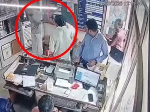 छत्तीसगढ़ के रायगढ़ जिले में LPG गैस ऑफिस में घुसकर युवक ने डिलीवरी बॉय की पिटाई कर दी Chhattisgarh Crimes