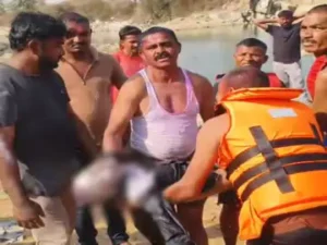 दंतेवाड़ा जिले के नागलु सड़क किनारे स्थित एक बंद पड़े क्रशर प्लांट में डूबने से 13 साल के बच्चे की मौत Chhattisgarh Crimes