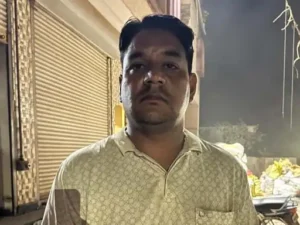 छत्तीसगढ़ के रायगढ़ जिले में पुलिस ने ऑपरेशन प्रहार के तहत अवैध कबाड़ से लदे एक माजदा वाहन को जब्त किया Chhattisgarh Crimes