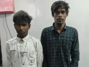 रायपुर के खमतराई थाना क्षेत्र में चाकू मारकर मोबाइल लूट करने वाले 2 आरोपियों को पुलिस ने कुछ ही घंटों में गिरफ्तार कर लिया Chhattisgarh Crimes