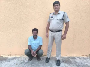 महासमुंद में 190 किलोग्राम गांजा तस्करी और एक सड़क दुर्घटना में मौत के मामले में 10 महीने से फरार चल रहे अंतरराज्यीय तस्कर अमूल्य कुमार बिशोई को ओडिशा से गिरफ्तार कर लिया गया Chhattisgarh Crimes