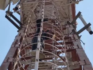 छत्तीसगढ़ के जगदलपुर में एक युवक मोबाइल टावर पर चढ़ गया और काफी देर तक ड्रामा करता रहा Chhattisgarh Crimes