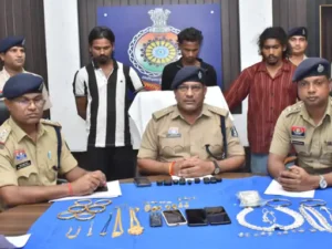 दुर्ग जिले के अमलेश्वर थाना क्षेत्र में सूने मकान में चोरी करने वाले गिरोह का पुलिस ने खुलासा कर दिया Chhattisgarh Crimes