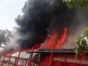 सूरजपुर जिले के प्रसिद्ध कुदरगढ़ देवी धाम मंदिर परिसर में शुक्रवार दोपहर आग लग गई Chhattisgarh Crimes