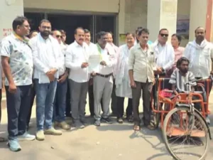 छत्तीसगढ़ के रायगढ़ में बिजली, पानी, पेंशन और स्वास्थ्य सेवाओं की समस्याओं को लेकर जिला कांग्रेस कमेटी ने कलेक्ट्रेट पहुंचकर प्रदर्शन किया। कांग्रेस पदाधिकारियों और कार्यकर्ताओं ने कलेक्टर को ज्ञापन सौंपकर जल्द समाधान की मांग की Chhattisgarh Crimes