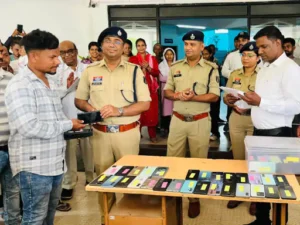 कोरबा पुलिस ने "सजग कोरबा, सतर्क कोरबा" अभियान के तहत बड़ी सफलता हासिल करते हुए 150 गुम मोबाइल उनके वास्तविक मालिकों को लौटाए Chhattisgarh Crimes