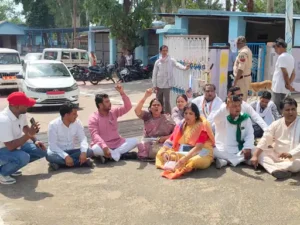 चिरमिरी, एमसीबी जिले में नगर पालिक निगम चिरमिरी में आयोजित समीक्षा बैठक कांग्रेस पार्षदों के विरोध प्रदर्शन के कारण नहीं हो सकी Chhattisgarh Crimes