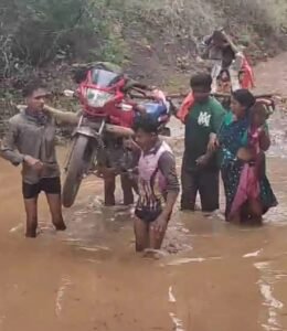 पहली बारिश में ही टापू बना गौरगाँव,सोढूर नाला में बाढ़, उड़ीसा बॉर्डर का गौरगाँव नाला पार करने को लोग जान जोखिम में डाल रहे, प्रशासन बेखबर Chhattisgarh Crimes