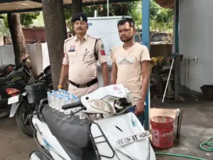 कोरबा पुलिस ने अवैध गतिविधियों के खिलाफ चलाए जा रहे विशेष अभियान 'सजग कोरबा, सतर्क कोरबा' के तहत बड़ी कार्रवाई करते हुए अवैध शराब के साथ एक आरोपी को गिरफ्तार किया Chhattisgarh Crimes