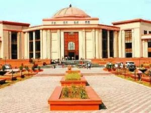 छत्तीसगढ़ हाईकोर्ट के चीफ जस्टिस रमेश सिन्हा ने अर्जेंट हियरिंग के मामले की सुनवाई के बाद रायपुर सेंट्रल जेल में बंद छात्र को NEET-2026 परीक्षा में शामिल होने की अनुमति दे दी Chhattisgarh Crimes