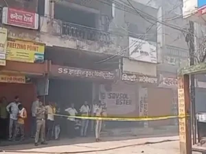 रायपुर में शनिवार सुबह 9 बजे बॉम्बे मार्केट इलाके में स्थित सेंट्रल बैंक ऑफ इंडिया (सीबीआई) के जोनल ऑफिस में भीषण आग लग गई Chhattisgarh Crimes