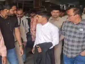 राजधानी रायपुर के जिला न्यायालय परिसर से एक कथित फर्जी वकील को गिरफ्तार किया गया Chhattisgarh Crimes