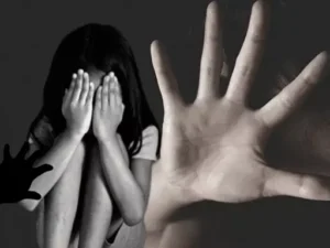 छत्तीसगढ़ के बिलासपुर के सिरगिट्टी थाना इलाके में 17 साल के एक नाबालिग ने चॉकलेट देने के बहाने 7 साल की दो बच्चियों से रेप किया Chhattisgarh Crimes