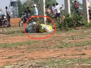 सूरजपुर जिले के रामानुजनगर थाना क्षेत्र अंतर्गत ग्राम तीवरागुड़ी में एक अज्ञात व्यक्ति का शव बोरे में बंधा हुआ मिला Chhattisgarh Crimes