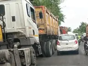 कोरबा-भिलाई मार्ग पर बुधवार सुबह गौ माता चौक से भिलाई खुर्द तक करीब 2 किलोमीटर लंबा जाम लग गया Chhattisgarh Crimes