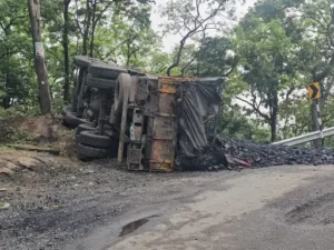 पेंड्रा-बिलासपुर मार्ग (एनएच-45) की जर्जर हालत अब वाहन चालकों और यात्रियों के लिए जानलेवा साबित हो रही Chhattisgarh Crimes