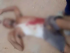 छत्तीसगढ़ के रायगढ़ जिले में एक युवती के साथ युवक छेड़छाड़ कर रहा Chhattisgarh Crimes
