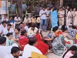 नकटी गांव के विस्थापित लोगों ने रायपुर में मंत्री ओपी चौधरी के बंगले का घेराव कर दिया Chhattisgarh Crimes