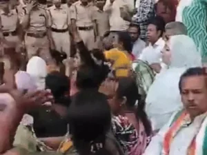 नकटी गांव के ग्रामीणों ने घेरा कलेक्ट्रेट Chhattisgarh Crimes