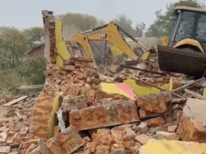 रायपुर के नकटी गांव में हुई बुलडोजर कार्रवाई को लेकर कांग्रेस आज अपनी जांच समिति की रिपोर्ट जारी करेगी Chhattisgarh Crimes