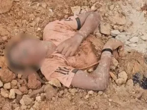 सूरजपुर जिले के लांची गांव में खुदाई के दौरान एक बड़ा पत्थर टूटकर गिर गया, इसके हादसे में 2 युवक जिंदा दफन हो गए Chhattisgarh Crimes