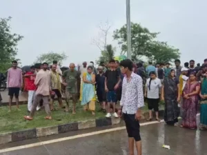छत्तीसगढ़ के बिलासपुर में लगातार हो रही रिमझिम बारिश के बीच नेशनल हाईवे किनारे पानी निकासी की व्यवस्था नहीं करने के कारण 150 घरों में पानी भर गया Chhattisgarh Crimes