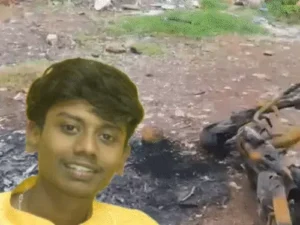 रायपुर में सुयश अस्पताल के पीछे हाउसिंग बोर्ड कॉलोनी के पास खाली मैदान में विवाद के बाद युवकों ने कथित तौर पर अपने ही दोस्त पर पेट्रोल डालकर आग लगा दी Chhattisgarh Crimes
