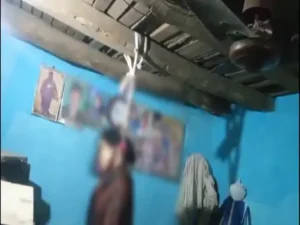जांजगीर-चांपा जिले के नवागढ़ थाना क्षेत्र के ग्राम अमोरा में 45 वर्षीय महिला ने घर के भीतर फांसी लगाकर आत्महत्या कर ली Chhattisgarh Crimes