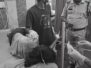 छत्तीसगढ़ के सूरजपुर में नेहरू पार्क में बाइक सवार युवक ने युवती के गले पर चाकू से हमला कर दिया Chhattisgarh Crimes