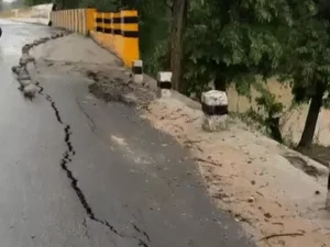 छत्तीसगढ़ के राजनांदगांव जिले में पहली बारिश में ही बरगा रेलवे ओवरब्रिज बीच से फट गया और 2 हिस्सों में बंट गया Chhattisgarh Crimes