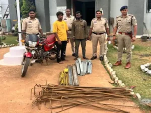 नवा रायपुर में पिछले 4 साल से केबल और लोहे के सामानों की चोरी करने वाले 2 चोरों को पुलिस ने गिरफ्तार किया Chhattisgarh Crimes