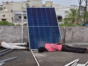रायपुर के प्रोफेसर कॉलोनी इलाके में शनिवार को सोलर पैनल लगाते समय हादसा हो गया Chhattisgarh Crimes