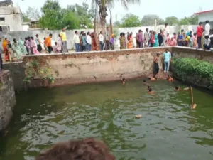 छत्तीसगढ़ के रायपुर जिले के कुंबरगढ़ स्थित प्राचीन चतुर्भुजी मंदिर परिसर की बावड़ी में डूबने से दो मासूम बच्चों की मौत Chhattisgarh Crimes