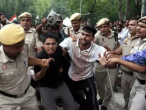पुलिस ने सोमवार को जंतर-मंतर पर कॉकरोच जनता पार्टी के प्रदर्शनकारियों पर लाठीचार्ज किया Chhattisgarh Crimes