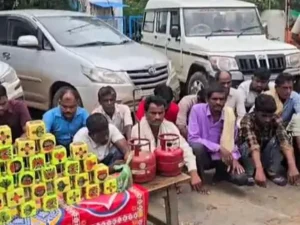 छत्तीसगढ़ के रायगढ़ जिले में खुड़खुड़िया जुआ फड़ पर पुलिस ने बड़ी कार्रवाई करते हुए 33 जुआरियों को गिरफ्तार किया Chhattisgarh Crimes