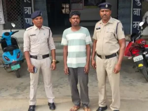 छत्तीसगढ़ के रायगढ़ जिले में मर्ग जांच के दौरान पुलिस टीम पर हमला करने वाले फरार आरोपी को पुलिस ने 11 साल बाद गिरफ्तार कर लिया Chhattisgarh Crimes